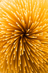 espaguete cru em fundo branco - textura de macarrão cru