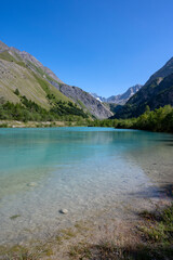 Naklejka na ściany i meble Lac dans un paysage de montagne dans l'Oisans et la vallée de La Romanche dans le Parc National des Ecrins en Hautes-Alpes dans les Alpes françaises