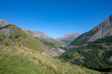 Fototapeta na wymiar Paysage de montagne dans l'Oisans de la vallée de La Romanche dans le Parc National des Ecrins en Hautes-Alpes dans les Alpes françaises