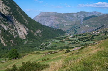 Fototapeta na wymiar Paysage de montagne dans l'Oisans dans le Parc National des Ecrins en Hautes-Alpes dans les Alpes françaises