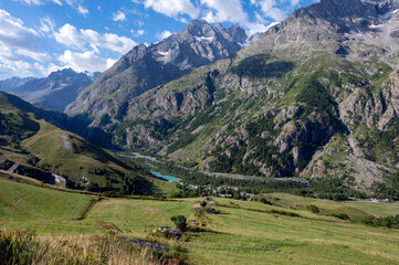 Fototapeta na wymiar Paysage de montagne dans l'Oisans et la vallée de La Romanche dans le Parc National des Ecrins en Hautes-Alpes dans les Alpes françaises