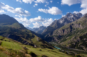Fototapeta na wymiar Paysage de montagne dans l'Oisans et la vallée de La Romanche dans le Parc National des Ecrins en Hautes-Alpes dans les Alpes françaises