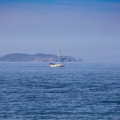 Fototapeta premium navegando frente a cabrera