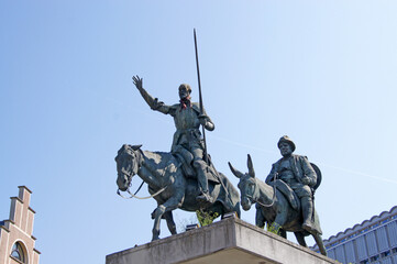 statue of monarch