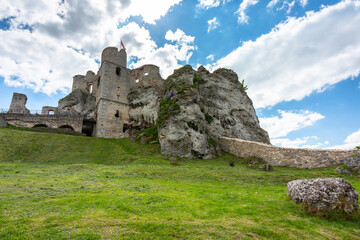 Fototapeta na wymiar Ruins of beautiful Ogrodzieniec Castle in Poland at summer.