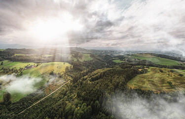 Luftaufnahme der Landschaft aus der Region über den Wäldern von Österreich