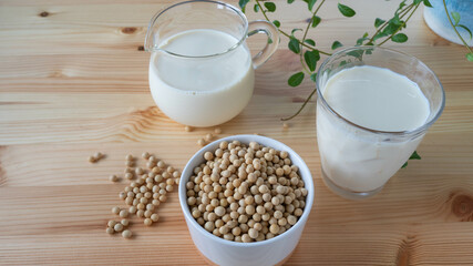テーブルの上の豆乳と大豆。	