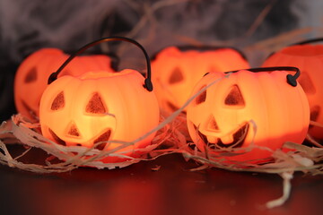 Decoración de Halloween con calabazas iluminadas en un fondo negro y telarañas