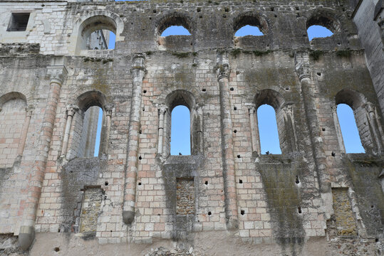 Ruines de l'église abbatiale de Beaulieu les Loches en Touraine, France