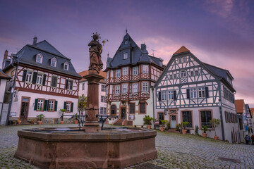 Obraz premium View to the fountain on the market square in Heppenheim / Germany in the Odenwald with its wonderful half-timbered houses 