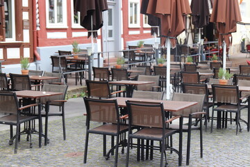 Leere Tische und Stühle am Restaurant.