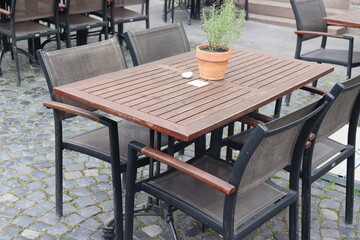 Leere Tische und Stühle am Restaurant.