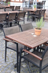 Leere Tische und Stühle am Restaurant.