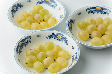 Platos con las 12 uvas.