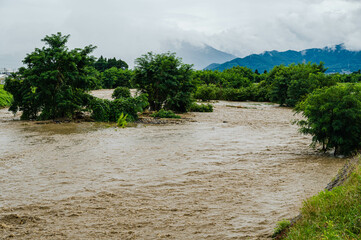 大雨後の増水した鎖川　松本市