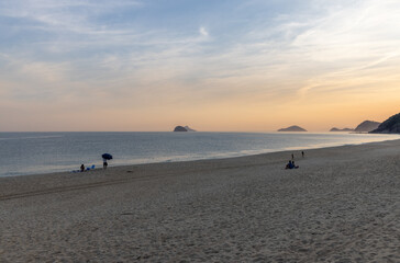 paisagem da praia de Boiçucanga, litoral norte de São Paulo, com o céu alaranjado. Conceito de viagem e turismo