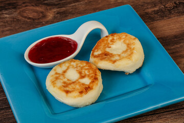 Cottage cheese pancakes with strawberry jam