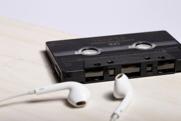 Cassette de musica y auriculares