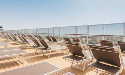 Vue de chaises longues face à la mer sur un navire de croisières.	