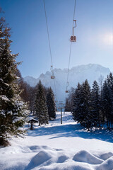 Winter Berglandschaft mit Skilift in verschneiten Wald Erholung Skigebiet in Bayern, Deutschland am...
