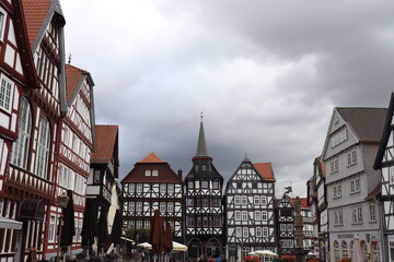 Fritzlar Marktplatz mit Fachwerkh&auml;usern.