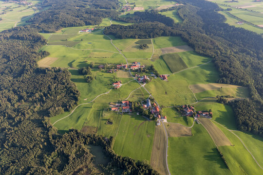 Ballonfahrt, Lufbildaufnahme Wald und Flur mi H&auml;usern