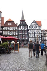 Obraz premium Fritzlar. Marktplatz mit Fachwerkhäusern.