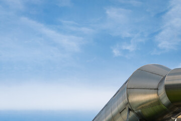 ein dickes Metallrohr für die Abluft