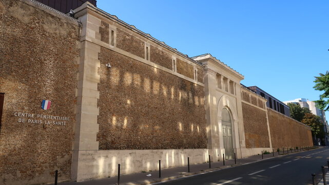 Mur d’enceinte du centre pénitentiaire de Paris "La Santé", célèbre prison / maison d’arrêt française (France)