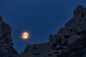 La luna pide irse