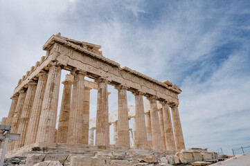 Obraz premium Bottom view of The Parthenon. Acropolis hill in Athens, Greece. Ancient architecture of Europe. Antique temple. Huge columns. Nobody.
