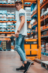 Adolescente encargado en un almacen revisando las normas de seguridad con las maquinas y carretillas elevadoras