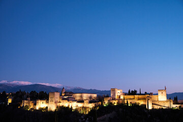 Obraz premium Night view of the city of Granada with the Alhambra in the center of the photo