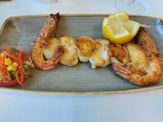 fried shrimp with lemon