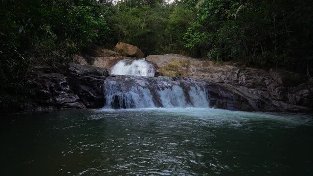 cascada en medio de la selva colombiana