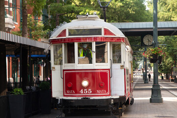 Fototapeta na wymiar Downtown Vintage Trolley in Memphis Tennessee