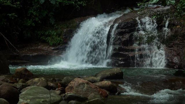 cascada en medio de la selva colombiana