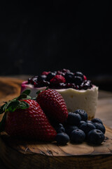 Tarta de queso y frutos rojos frutillas y arandanos