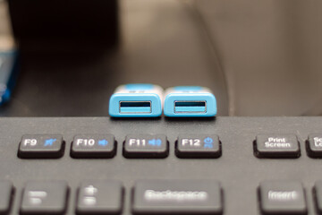Obraz premium two usb flash drives on the keyboard