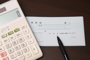 領収書, 計算機, ビジネス, ペン, 財務, 収入印紙, 紙, 会計, お金, 税金, オフィス, 書類, バンク, データ, 税金, 銀行取引, 報告, 出資金, 数字, 数字, 計算, デスク, 電卓