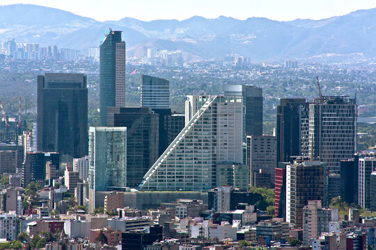 View of the buildings of the Paseo de la Reforma M&eacute;xico City