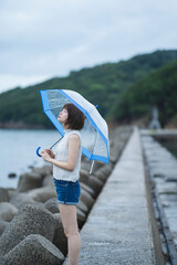 雨の日の海にいる女性