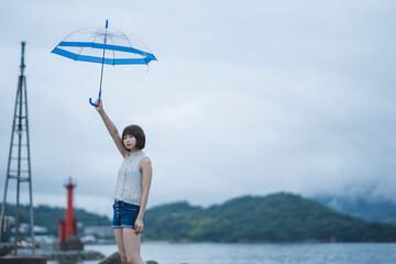 雨の日の海にいる女性