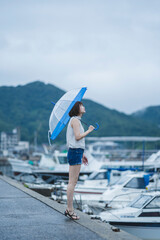 雨の日の海にいる女性