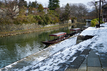 雪のある古い街並み