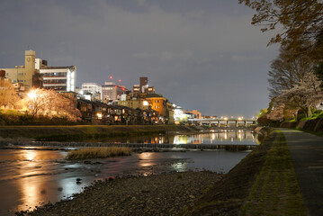 桜と夜景と河原
