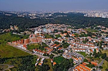 Naklejka premium Ocupação urbana de area de mananciais. Serra da Cantareira. São Paulo.