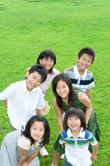 笑顔で立っている子供たち