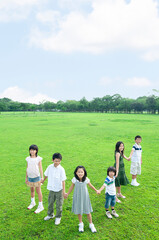 Obraz premium 手をつないで立つ子供たち