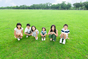 Obraz premium 並んで座る子供たち